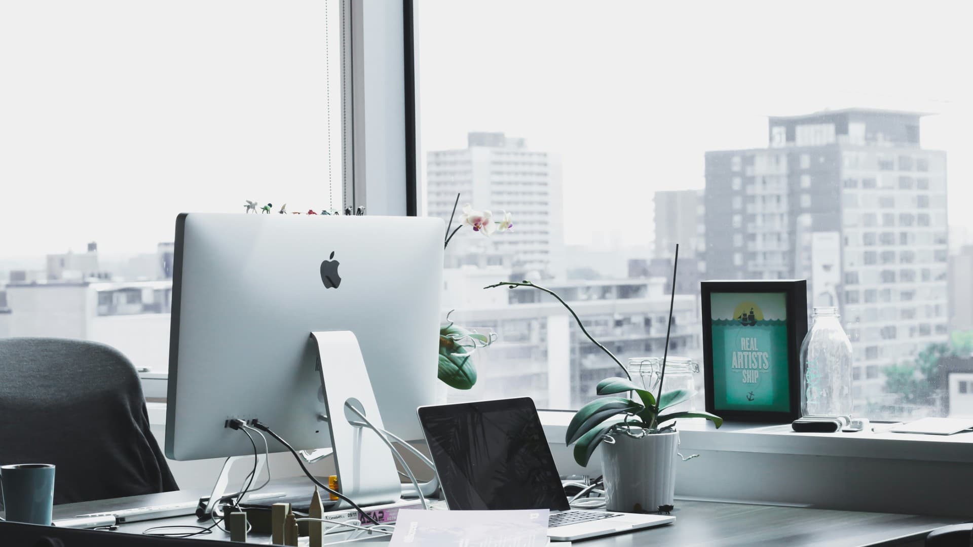 Arbeitsplatz mit Blick auf die Stadt